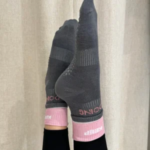 CHAUSSETTES HAUTES ANTI-DÉRAPANTES Just Doing grises et roses