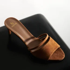 Mules Ines + en suède marron et talon moyen - Maison Skorpios par Adriana Abascal