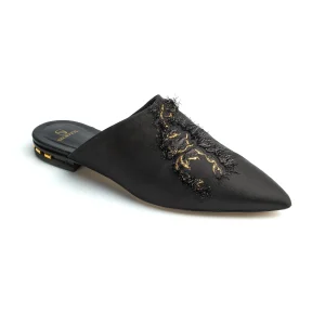 Mules Rocio en satin brodé noir - Maison Skorpios par Adriana Abascal